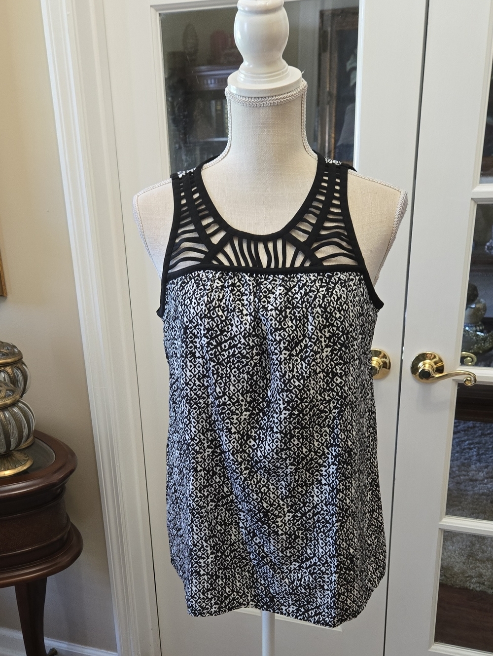Ann Taylor Black & White Cutout Yoke Top Fully Lined Buttons In Back Medium NEW